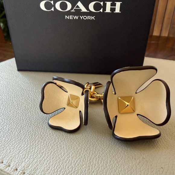 Coach Essential Tea Rose Bag Charm EUC Chalk Black Edge Gold Tone Hardware - Picture 2 of 11
